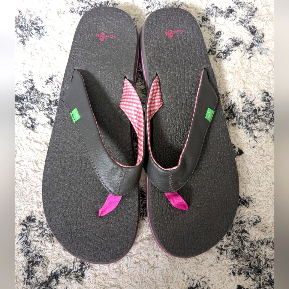 Sanuk Black Flip Sandals with Pink Trim